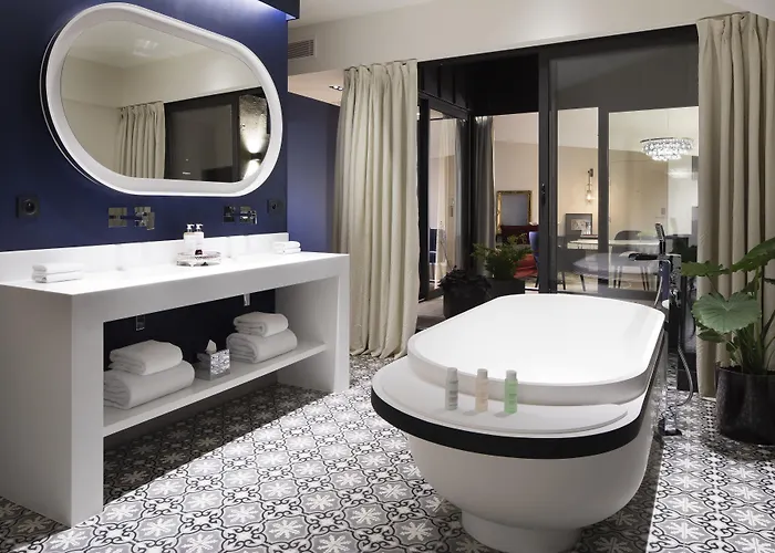 Cardinal Centre Hotel 3*