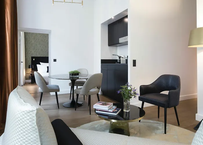 Cardinal Centre Hotel 3*